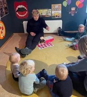 barn leiker - Klikk for stort bilete